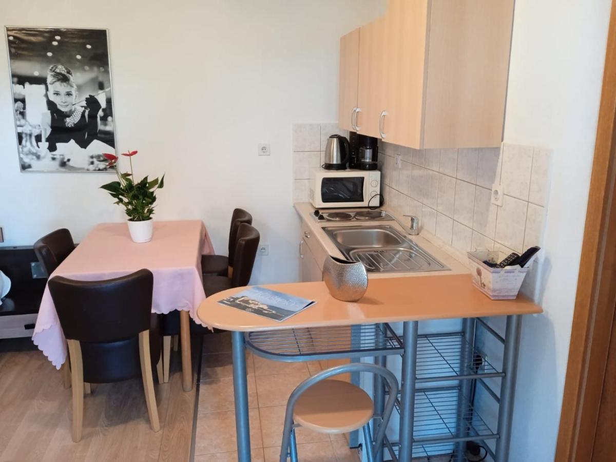 Pelivan Apartments Каштела Екстер'єр фото