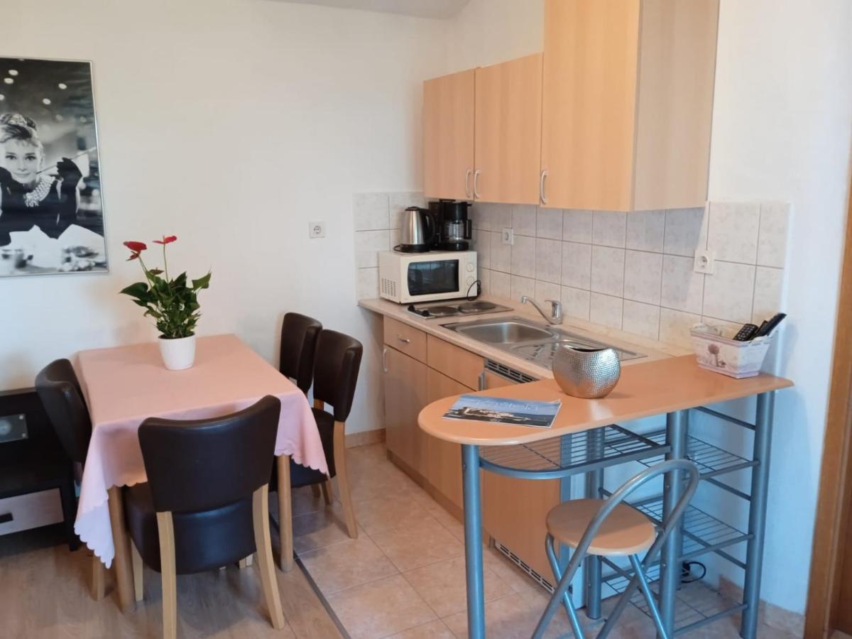 Pelivan Apartments Каштела Екстер'єр фото